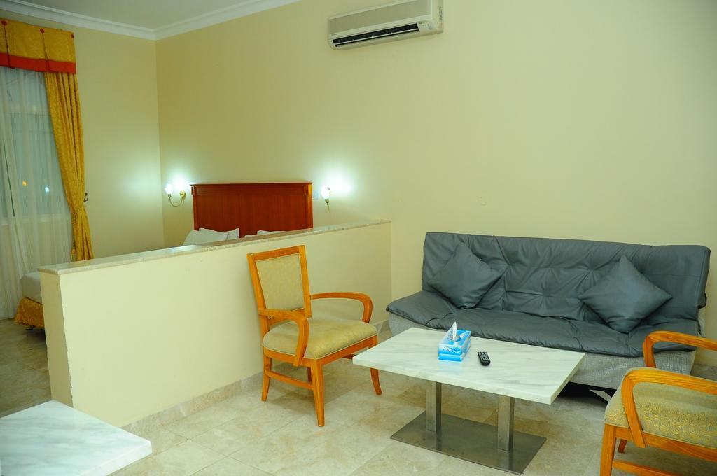 Al Faisal Hotel Suites Sur Room photo