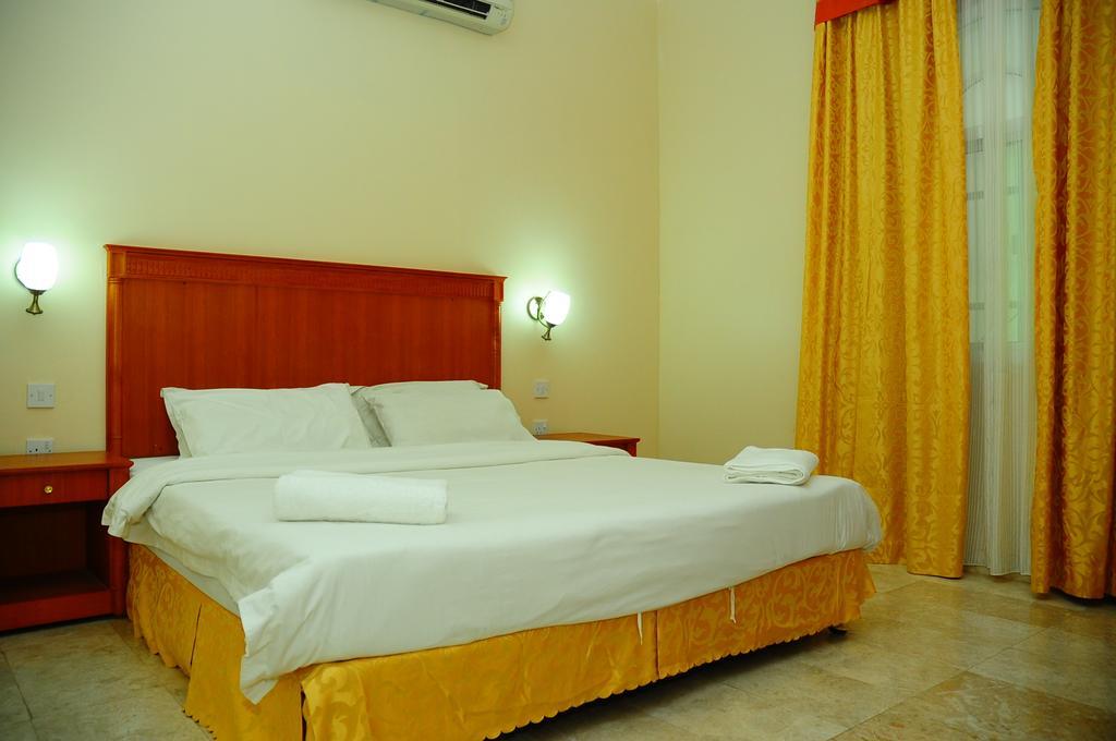 Al Faisal Hotel Suites Sur Room photo