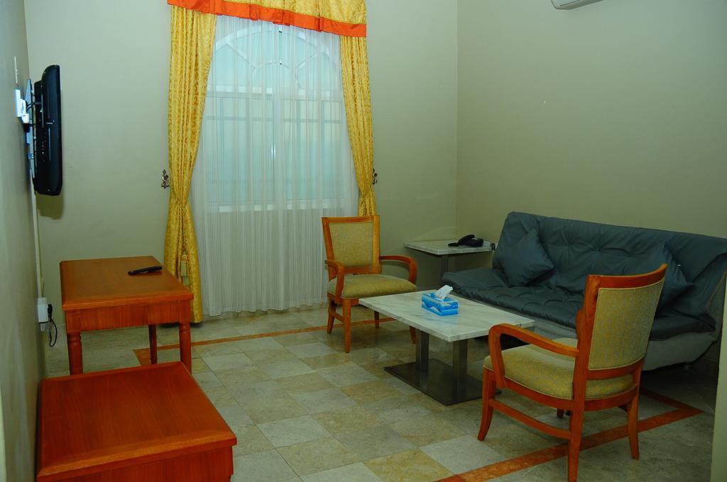 Al Faisal Hotel Suites Sur Room photo